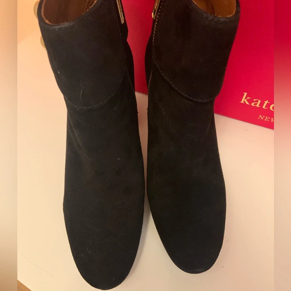 Excellent Kate Spade Short Boots in Black Kid Suede with gold buttons. Size 8.5 - Picture 4 of 5